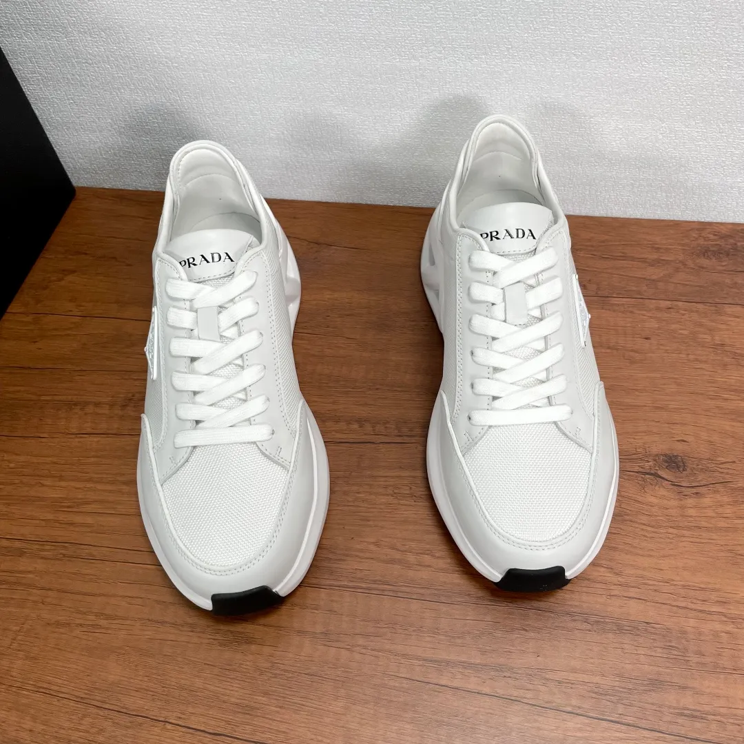 💰720 Code: YS003342 Prada/Prada men's new mesh stitching sneakers. This sneaker presents a modern version, reinterpreting the brand's archive style with clean lines and smooth details. The shoes are made of calf leather and technical fabric, with a triangular metal logo on the outside, bright TPU decoration on the heel, and a longer and padded inner heel design for a more comfortable fit. The tongue is decorated with a silk-screen logo, and is paired with a hollow rubber sole on the heel. The full cowhide lining comes standard with logo cowhide foot pads, making the upper foot taller, more comfortable, and versatile! Comes with full original packaging! Code number: 39-40-41-42-43-44 Standard leather shoe size (45 can be customized and returns are not supported) Item number: 2EE918 mesh white